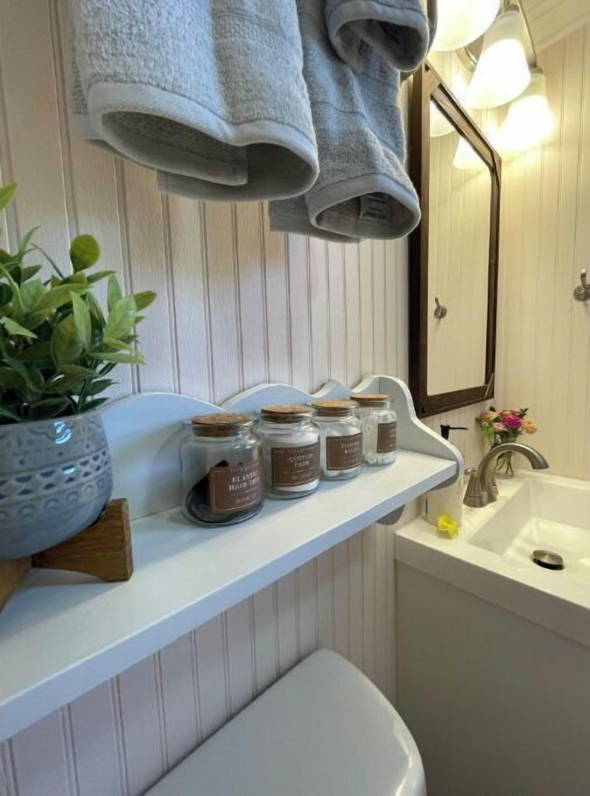 Ensemble douche/baignoire, sèche-cheveux, serviettes fournies