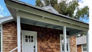 A single-story house with a covered porch, a front door, and a mailbox. - Cheerful 2-bedroom Edenton bungalow getaway (Edenton)