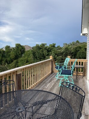 Outdoor dining - Oceanside house with ocean views - short walk to the beach! (Emerald Isle)