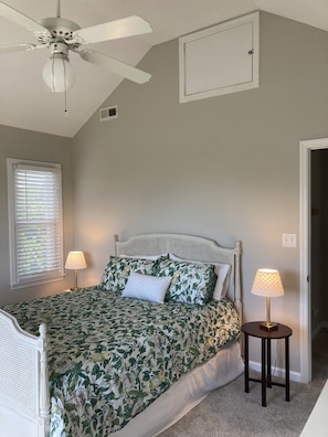4 bedrooms, desk, iron/ironing board, free WiFi - Oceanside house with ocean views - short walk to the beach! (Emerald Isle)