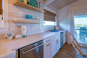 Wasserkocher mit Kaffee-/Teezubehör, Kühlschrank, Mikrowelle, Ofen