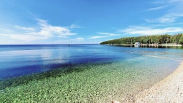 Una spiaggia nelle vicinanze