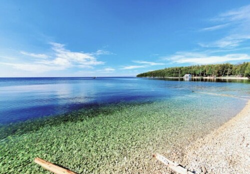 Peaceful,Nature Retreat! Country Stroll to Pebble Beach! Close to Town. Charming