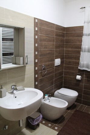 Douche, sĂšche-cheveux, bidet, serviettes fournies