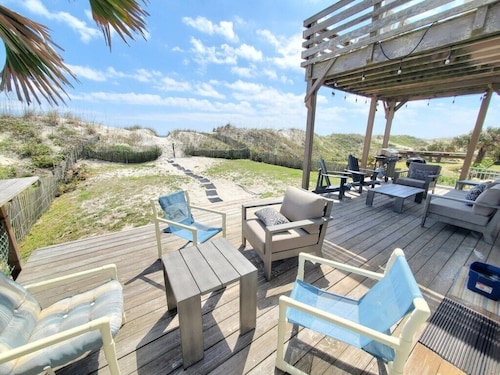 Beach House: 4-Bedrooms, Hot Tub, Direct Ocean Front