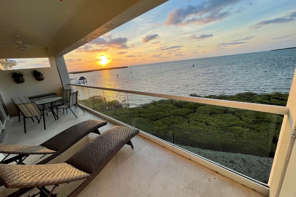 EPIC PRIVATE BALCONY WITH STUNNING OCEAN VEIWS!