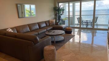 Smart TV, table football, ping pong, stereo