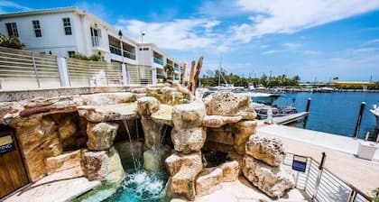VIP LUXURY PENTHOUSE - OFFERS KEY LARGO'S BEST PANORAMIC OCEAN VIEWS- SPEAKEASY!