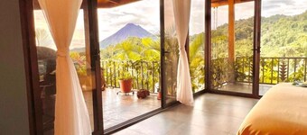 Romantic Retreat Volcano View! River Trail!