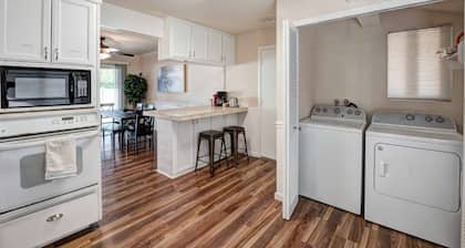 ✨ *NEW* Peaceful Modern Retreat w/ BBQ 🍗 Pool 🌊 Foosball ⚽️
