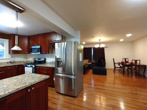 GreenHouse FrontUnit, 2br+/2ba-- by Lake Tahoe, close to Heavenly
