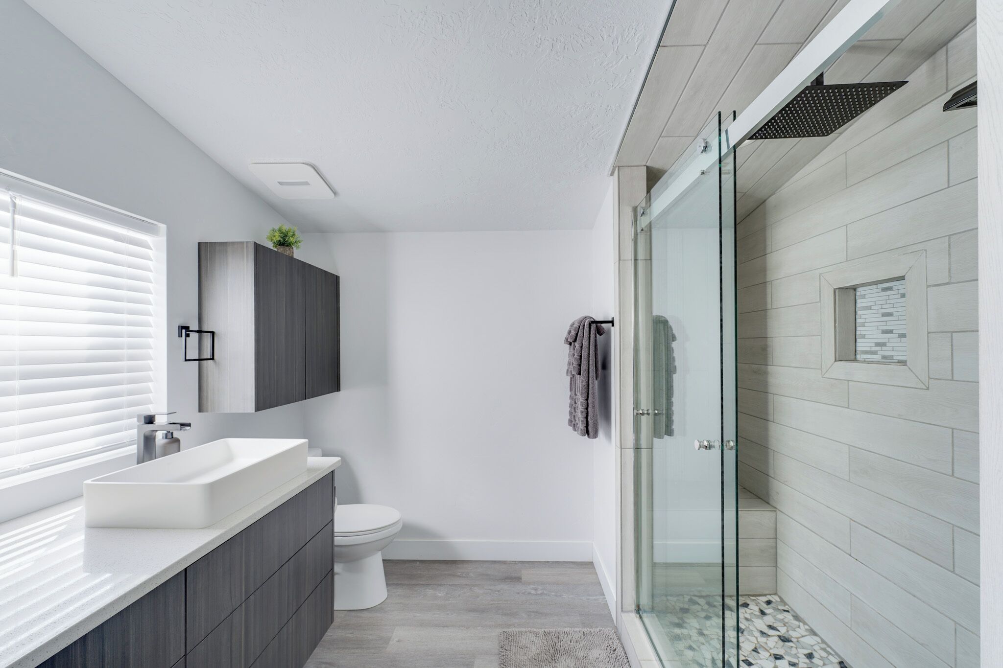 淋浴设施、吹风机、毛巾、洗发水