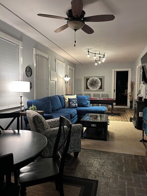 Smart TV, fireplace, DVD player, video library - Experience Charleston charm near Hiwassee River (Charleston)