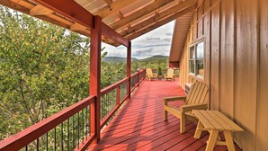 A wooden deck with red railings and a bench, overlooking a forested landscape. - Updated Mtn View Studio w/ Loft - Near River! (Mountain View)