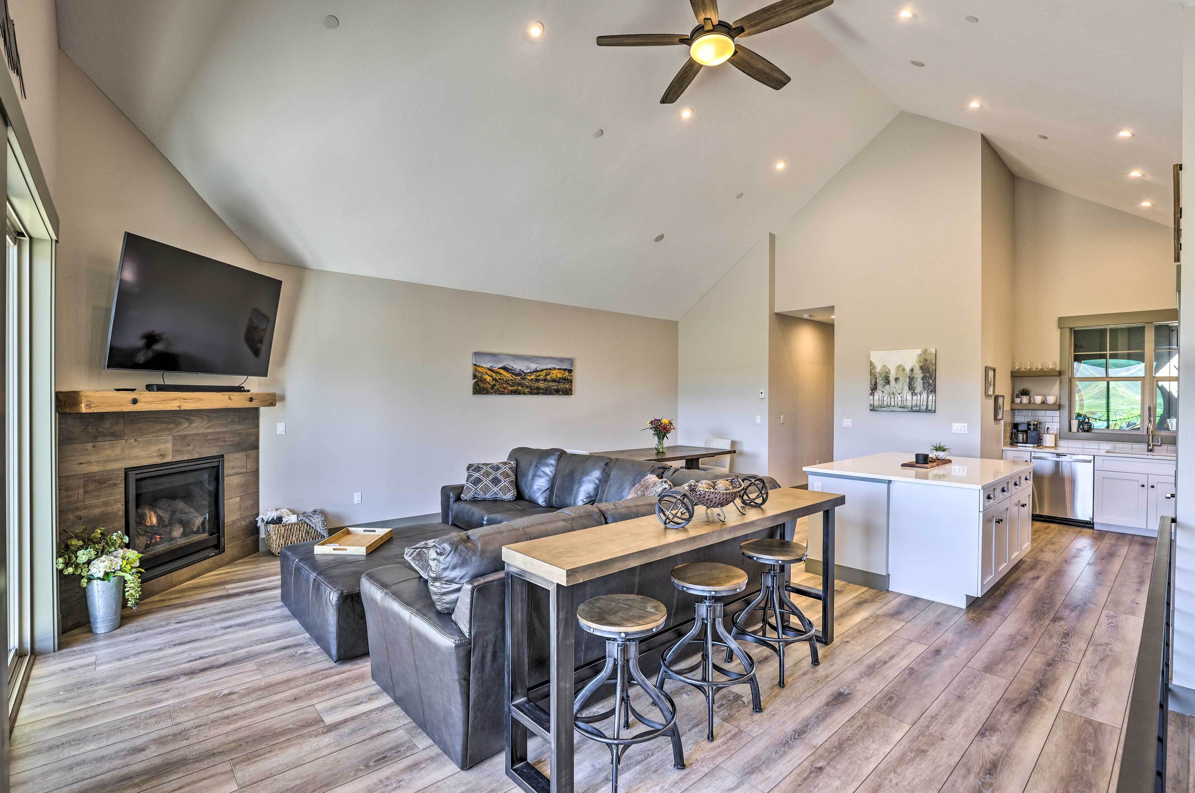 Granby Townhome w/ Balcony, Grill & Mountain Views