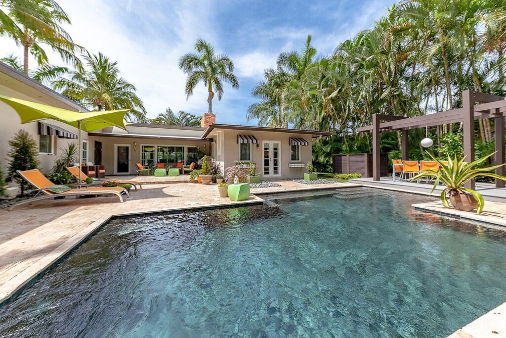 Una piscina al aire libre