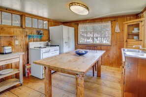 Refrigerador, placa de cocina, utensilios de cocina