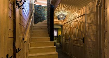Sumptuous chalet of 130 m² for 11 guests, it is facing full with a view of the mountains.