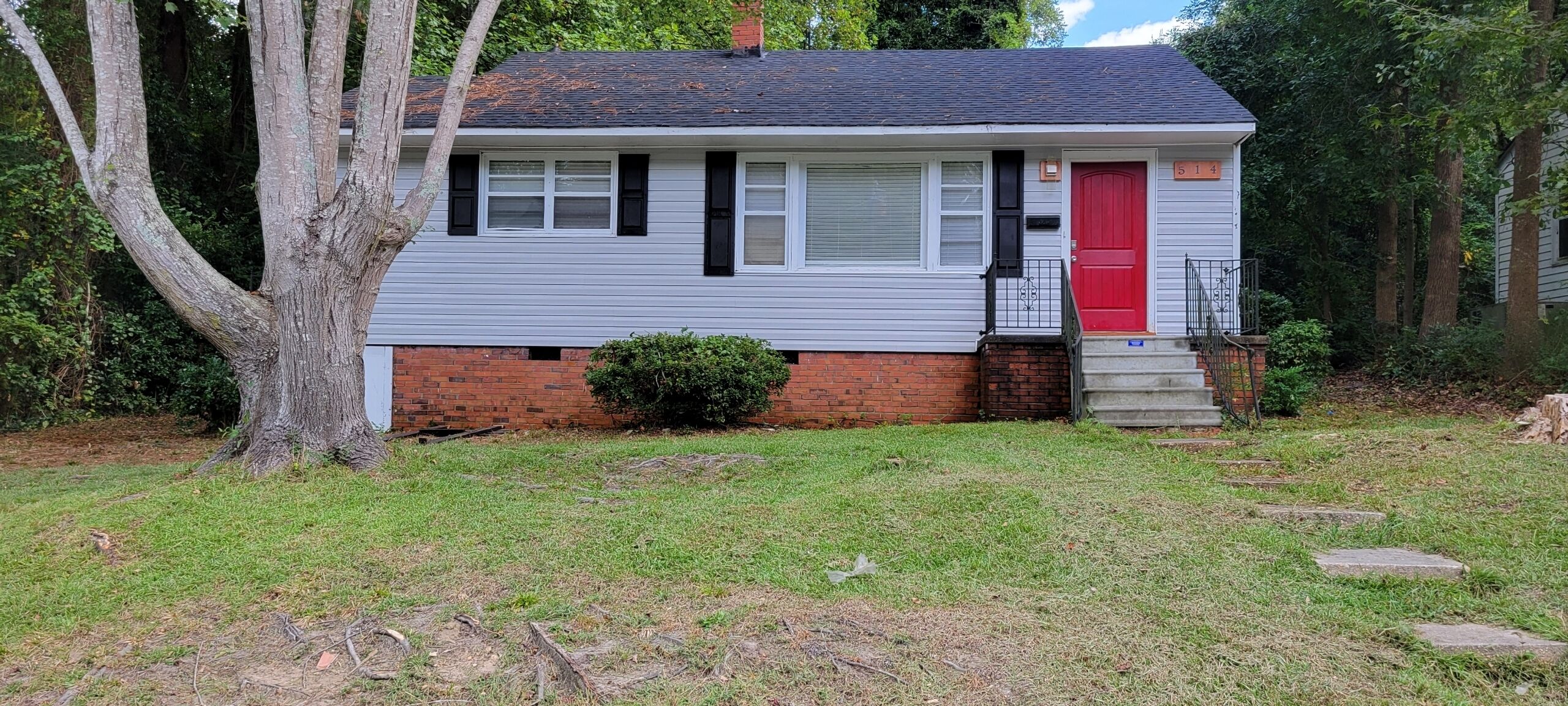 Modern 2 bedroom 1 bath home with barbeque grill and sauna pool.