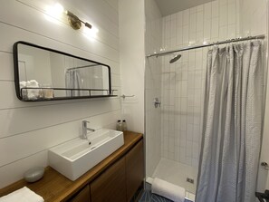 Ensemble douche/baignoire, sèche-cheveux, serviettes fournies, savon