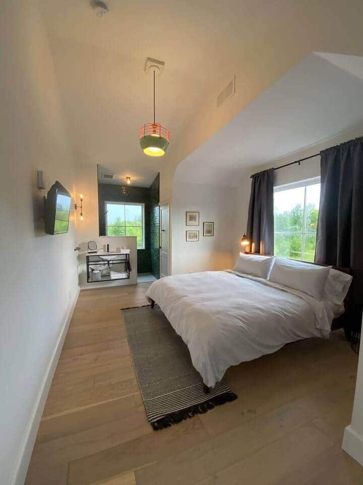 8 habitaciones, escritorio, tabla de planchar con plancha y wifi gratis 