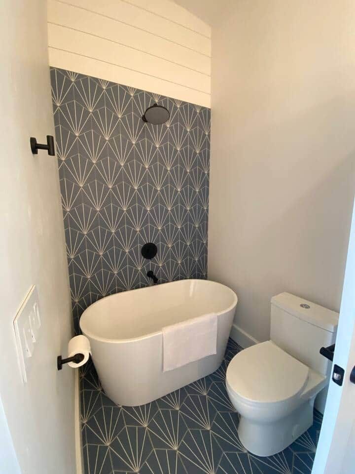 Een bad/douchecombinatie, een haardroger, zeep, toiletpapier