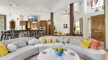 TV connectée, cheminée, table de tennis de table, livres