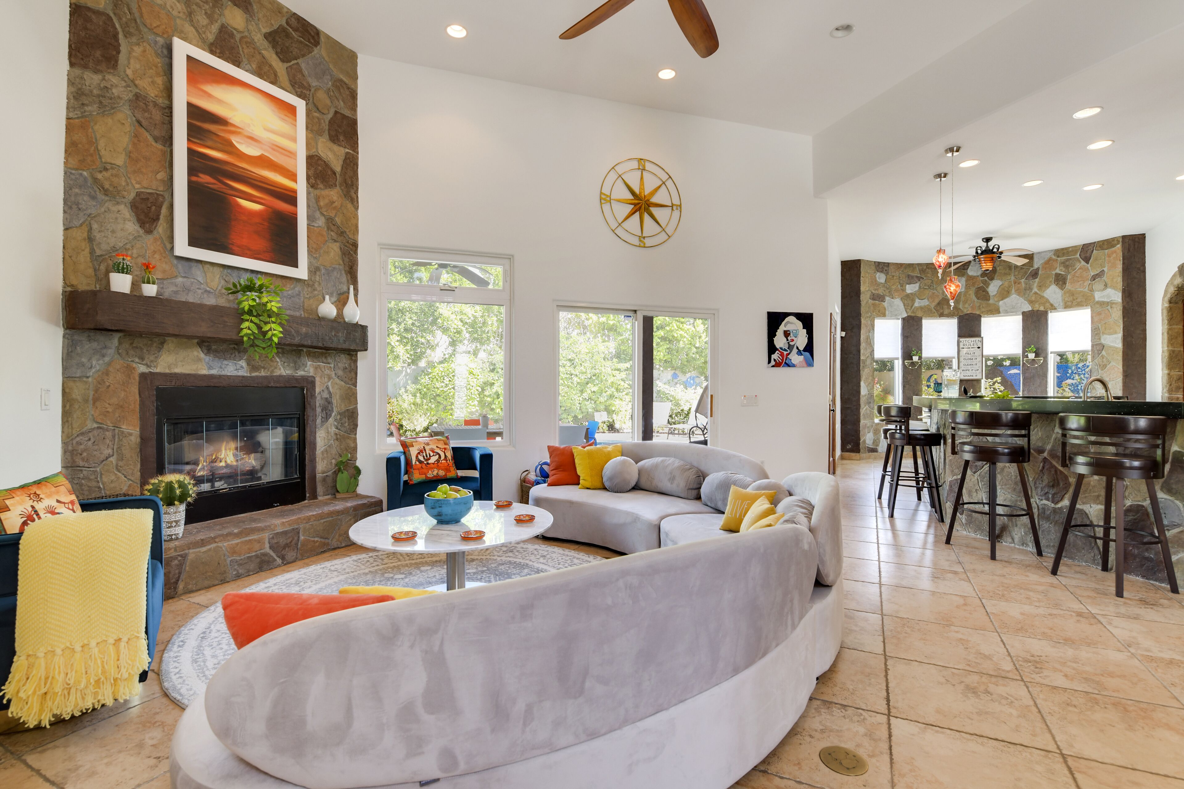 Smart TV, chimenea, tenis de mesa y libros 