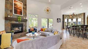 Smart TV, chimenea, tenis de mesa y libros