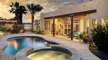 Alberca al aire libre y alberca climatizada