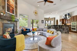 Smart TV, fireplace, ping pong, books - A Beautiful Desert Escape with Everything You Need! (Palm Springs)