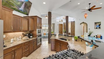 Refrigerador, microondas, horno, placa de cocina