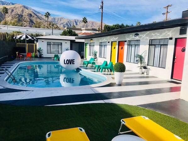 Alberca al aire libre y camastros