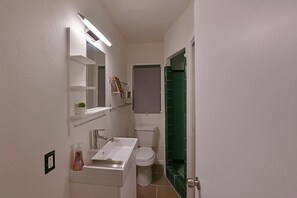 Regadera, amenidades de baño gratuitas, secadora de cabello, toallas 