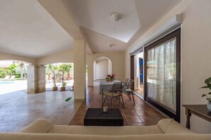 屋外ダイニングエリア