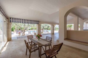 Outdoor dining - Holiday apartment with pool and beautiful garden (Poreč)