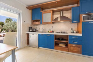 冷蔵庫、電子レンジ、コンロ、食器洗い機