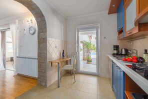 冷蔵庫、電子レンジ、コンロ、食器洗い機