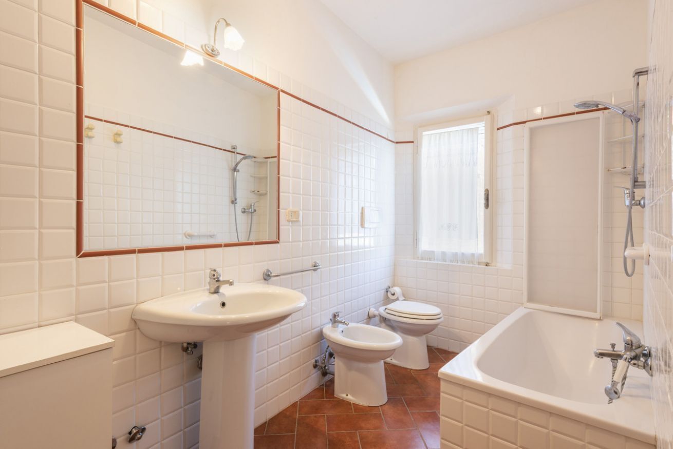 Ein Badezimmer mit Waschbecken, Bidet, Toilette und Badewanne.