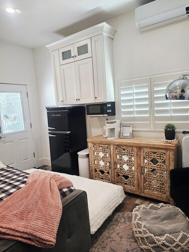 Modern Studio with Washer & Dryer