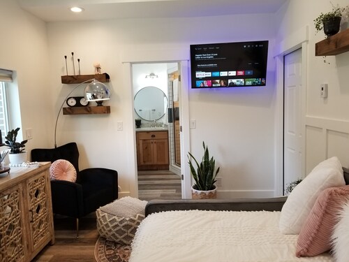 Modern Studio with Washer & Dryer