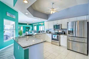 Geladeira, micro-ondas, cooktop, lava-louças
