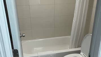 Ensemble douche/baignoire, serviettes fournies