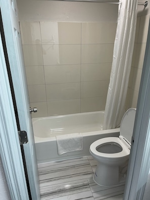 Combined shower/tub, towels