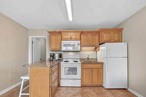 ثلاجة، ميكروويف، فرن، موقد طهي مسطح