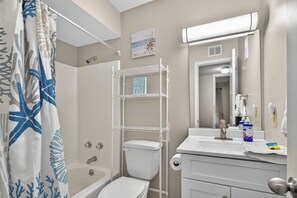 Combined shower/bathtub, towels