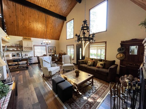 Animal Crossing Retreat - Luxurious Elegant Cabin, Sleeps 10
