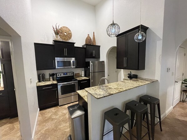 Een koelkast, een microgolfoven, een oven, een kookplaat