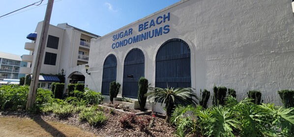 Rakennuksessa on kyltti, jossa lukee: ”Sugar Beach Condominiums”.