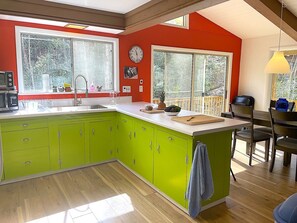 Fridge, microwave, oven, stovetop - The Orange House, Your Creekside Mountain Getaway! (Andrews)